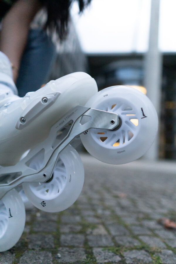 Luminous - RAY 110 White Skates - cas_osornio - by Rodrigo Flores-02 LUMINOUS - RAY 110 - WHITE