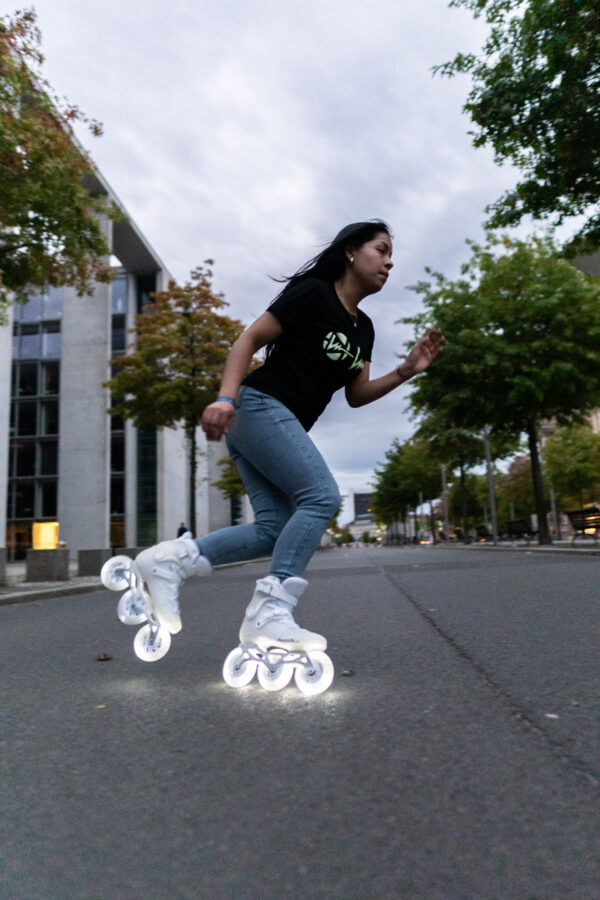 Luminous - RAY 110 White Skates - cas_osornio - by Rodrigo Flores-04 LUMINOUS - RAY 110 - WHITE